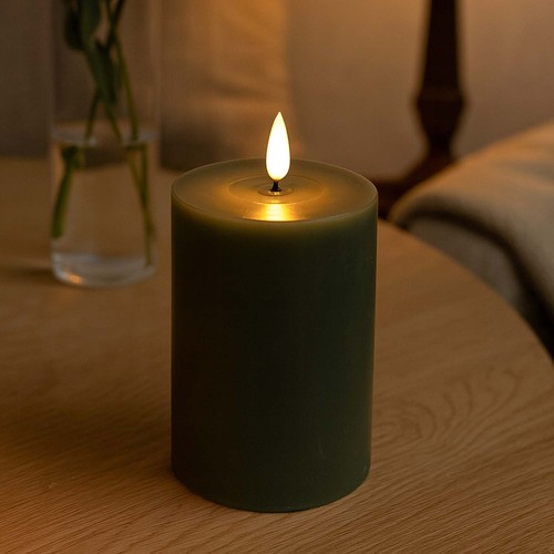 LED Blockljus 10cm hög, smält-look, flameffekt - Ø7,5cm, 10cm hög, fungerar med fjärrkontroll, äkta stearin, Djup grön