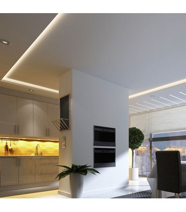 Stämningsfull belysning med LED-strip monterad under en kant.
