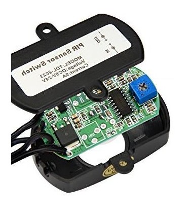 Närbild på PIR-sensor för LED-strip med tydliga skruvklämmor för enkel anslutning av kablar.