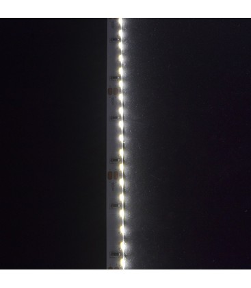 Närbild på LED-strip som visar diodernas täthet för en jämn ljusbild.