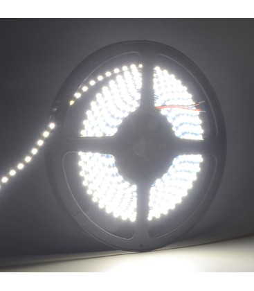 LED-strip installerad som stämningsbelysning i en modern miljö.
