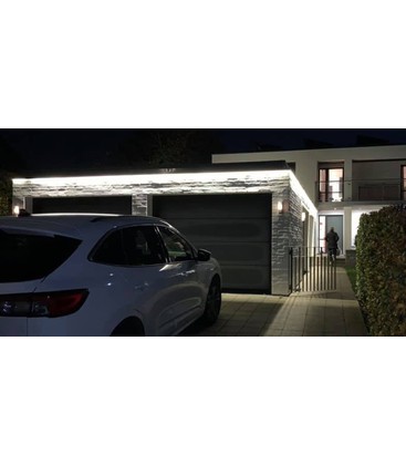 Vattentät LED-strip monterad som arbetsbelysning under en hylla i ett garage.