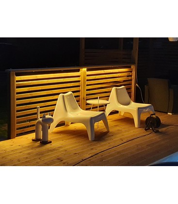 Stämningsfull belysning med vattentät LED-strip monterad i en utomhusmiljö.
