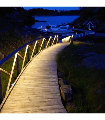 Vattentät LED-strip installerad utomhus som lyser upp en fasad i mörkret.
