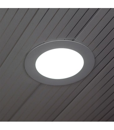 Infälld rund LED-panel monterad i ett vitt innertak för ett minimalistiskt utseende.
