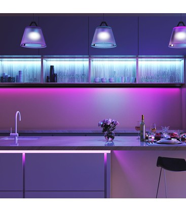 En längre installation av LED-strips monterade i en profil för ett sömlöst ljusflöde.