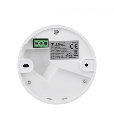 Installation av en infraröd rörelsesensor i ett innertak för automatisk belysning.
