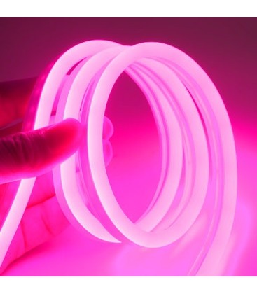 Närbild på ytan av en IP67-klassad Neon Flex LED-list lämplig för montering med fästen.