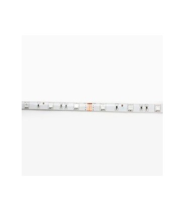 Närbild på en stänksäker IP65 LED-strip med skyddande silikonhölje.