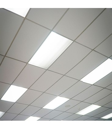 En modern 120x30 LED-panel monterad i en stilren kontorsmiljö.
