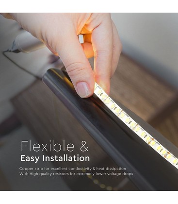 Närbild på baksidan av en LED-strip som visar den självhäftande tejpen redo för montering.