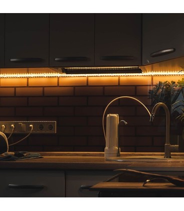 Stämningsfull belysning med LED-strip monterad under en hylla för ett jämnt ljusflöde.